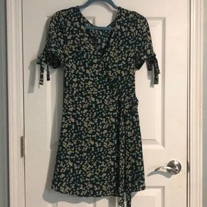 Green short sleeve dress with waist and sleeve ties